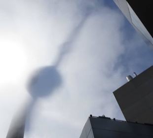 Schatten des Tower in den Wolken...