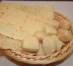 Warmes Brot und Pane Carasau zur Begrüßung