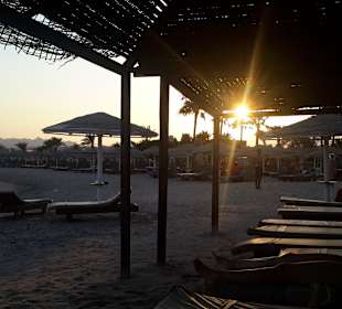 Überdachte Liegen der Tauchbasis, Blick zum Hotel