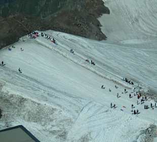 Śnieg i zjad na sankach na szczycie Kitzseinhorn