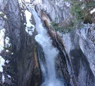 Ganz in der Nähe der Wasserfall,
