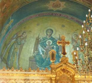 Im inneren der großen Kirche