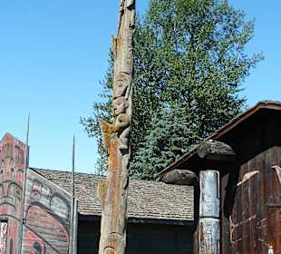 Langhäuser mit Totempfählen