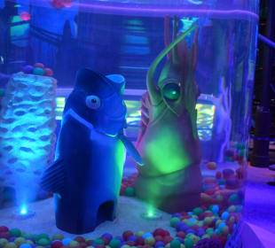 Futuristischer Bereich mit Fahrgeschäften