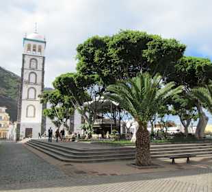Plaza mit Kirchturm