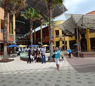 Einer der Eingänge zur Dolphin Mall