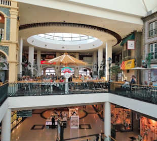 Rundgang durch das Einkaufszentrum Via Catarina