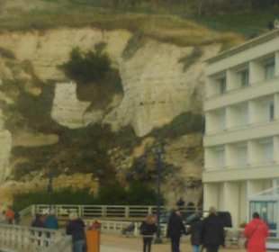 Spaziergang entlang der Felsen