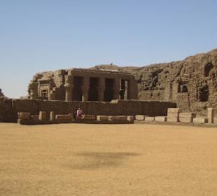 Ein kleiner Tempel vor dem Tempel.