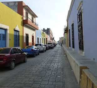 Typische Altstadtstraße mit Monster Bordstein