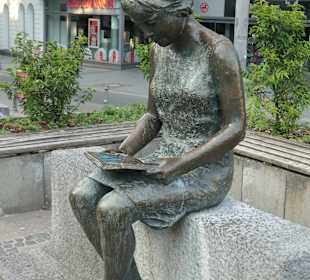 Die Plastik „Die Lesende“ in Aachen