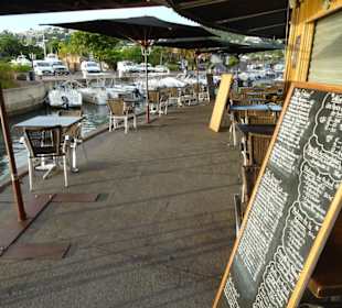 Tische des Restaurants direkt am Hafenbecken