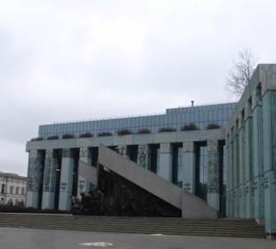 Oberstes Gericht - mit Denkmal Warschauer Aufstand