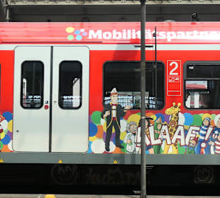 Karnevalszug im Kölner Hauptbahnhof