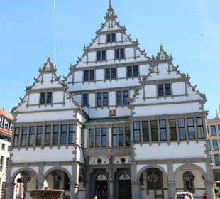 Rathaus am Rathausplatz mit Brunnen