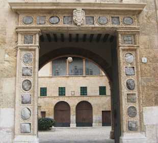 Palau Episcopal: Eingangstor