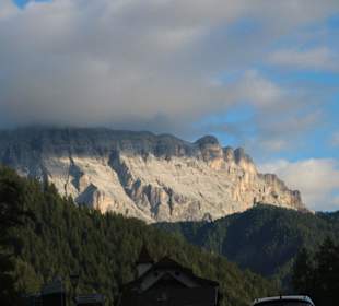 Gadertaler Straße Blick zum Heiligkreuz