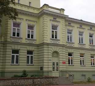 Zabytkowy budynek znajdujący się przy kościele 