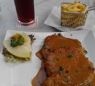 Rahmschnitzel mit Pommes 