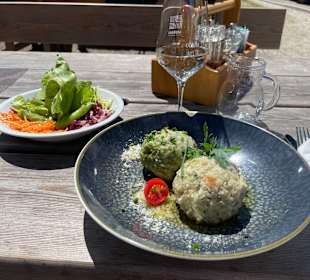 Leckere Knödel + Salat
