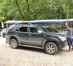 Abladen auf dem Parkplatz des Startplatzes