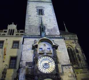 Rathaus mit astronomischer Uhr am Abend