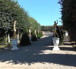 Bühne mit goldenen Figuren