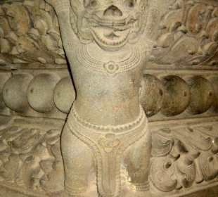 Eine Statur im Cham Museum.