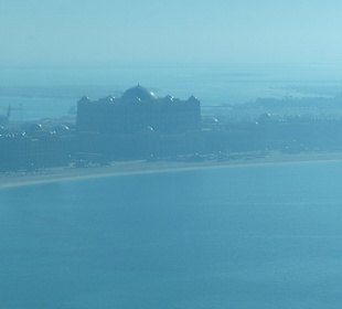Blick auf das Emirates Palace im Dunst