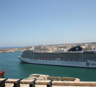 Blick von der Festung auf die auslaufende MSC
