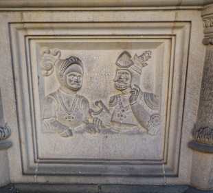 Relieftafeln um den Brunnen