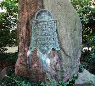 Gedenkstein im Park Platz der Republik