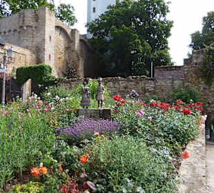 Rosenbeete mit Blick auf die Burg