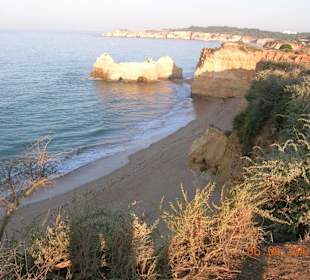 Strand mit Klippenlandschaft in Praia da Rocha