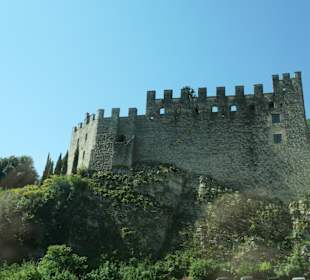 Castello di Tenno auf einem Felsvorsprung