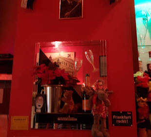 Viele Andenken in der Kneipe