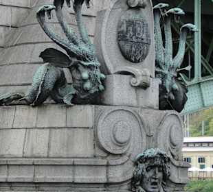 Schlangendrachen an der Brücke 