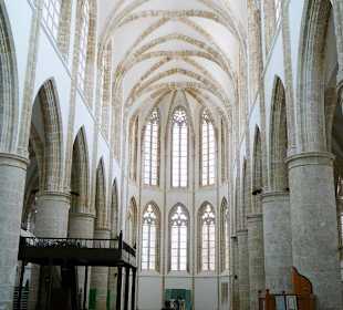 Bitte Schuhe ausziehen und Kleiderordnung beachten