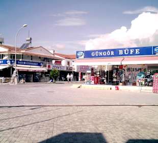 Geschäfte hinter dem Hotel