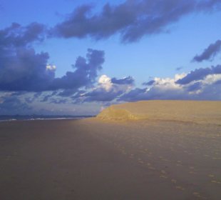 Meer, Strand und Wolken