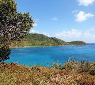 Blick von einem Aussichtspunkt auf das Meer