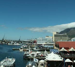 Blick von den Läden aus auf den Hafen