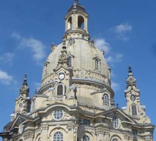 Die Frauenkirche, davor Denkmal Martin Luther