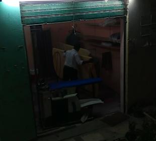 Reinigung mit grüner Leuchtreklame