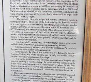 Infotafel an der kleinen Kirche