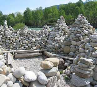 "Hütten" aus Kieseln an der Isar