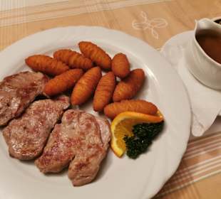 Gegrillte Lendchen mit Rahmsosse und Kroketten