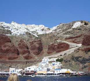 Blick vom Hafen nach Thira