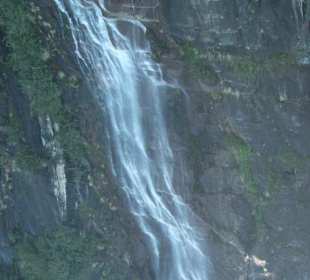 Водопад на острове, в озере Тодос лос Сантос.
