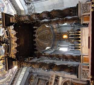 Petersdom der Baldachin des Bernini und Papstaltar